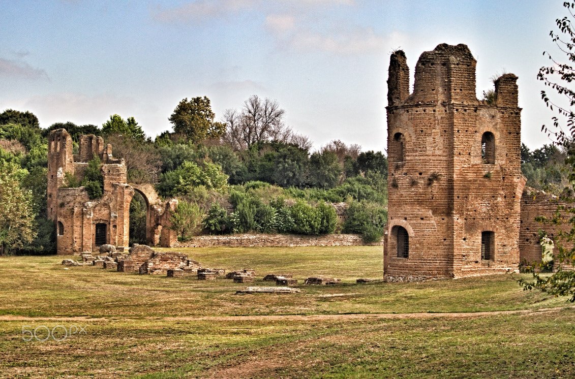 I resti del complesso di Villa di Massenzio, sulla via Appia Antica