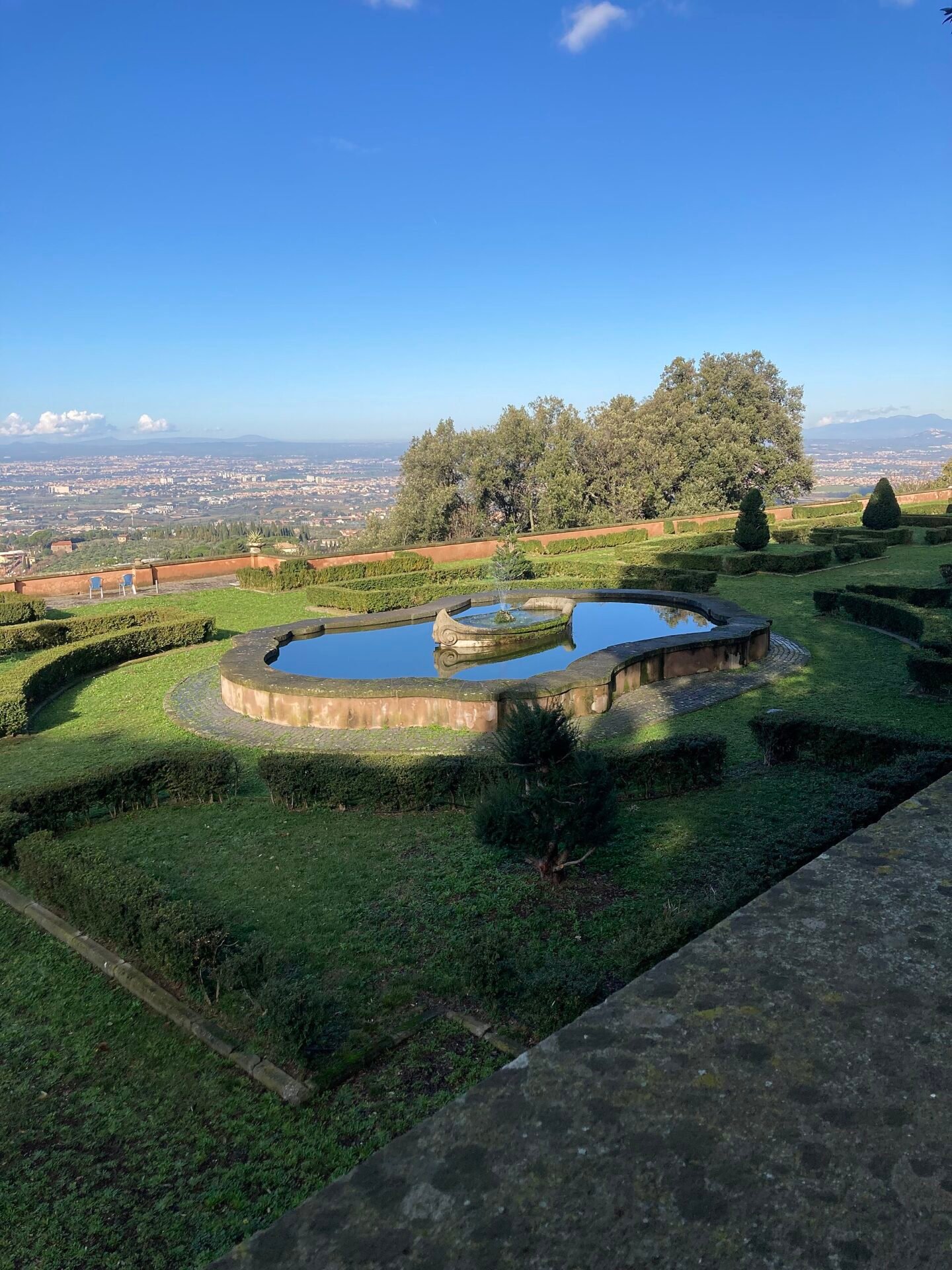 Villa Falconieri in Frascati 1 Giardino di Villa Falconieri a Frascati con la vasca e la vista sulla campagna
