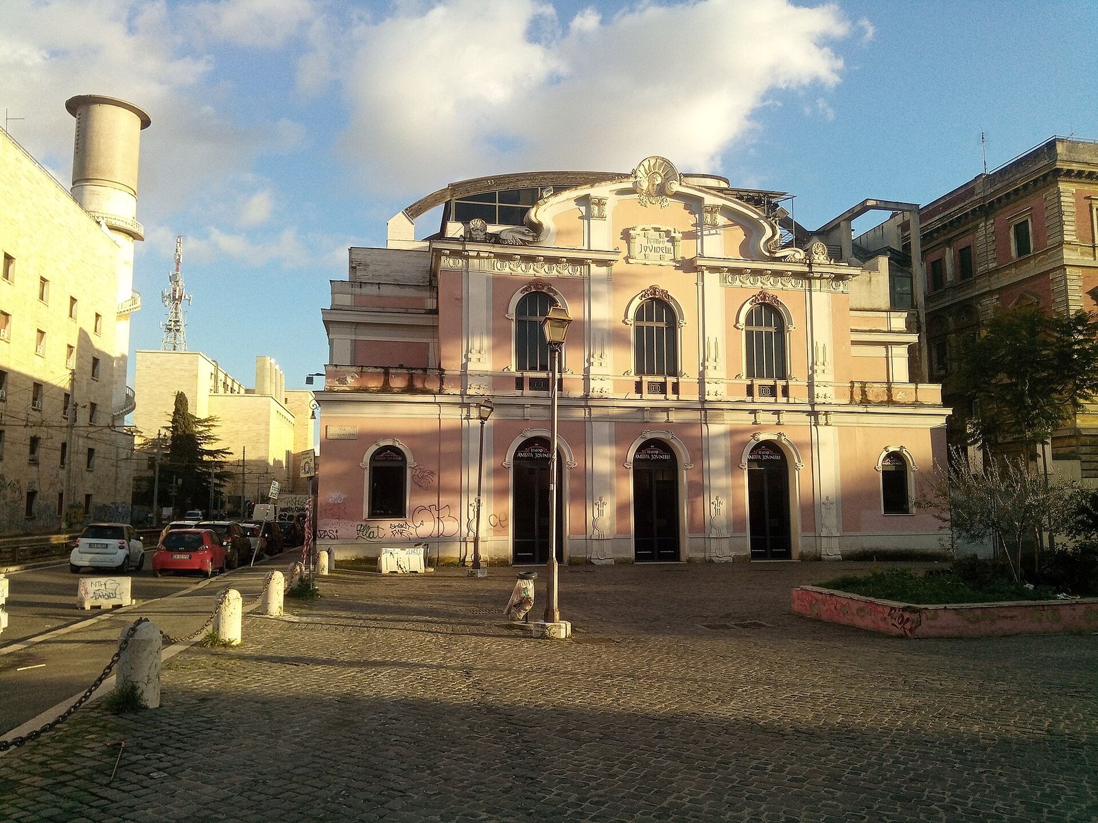 Il Teatro Ambra Jovinelli, dove Vincenzo Comunale porta Prima pagina: edizione straordinaria