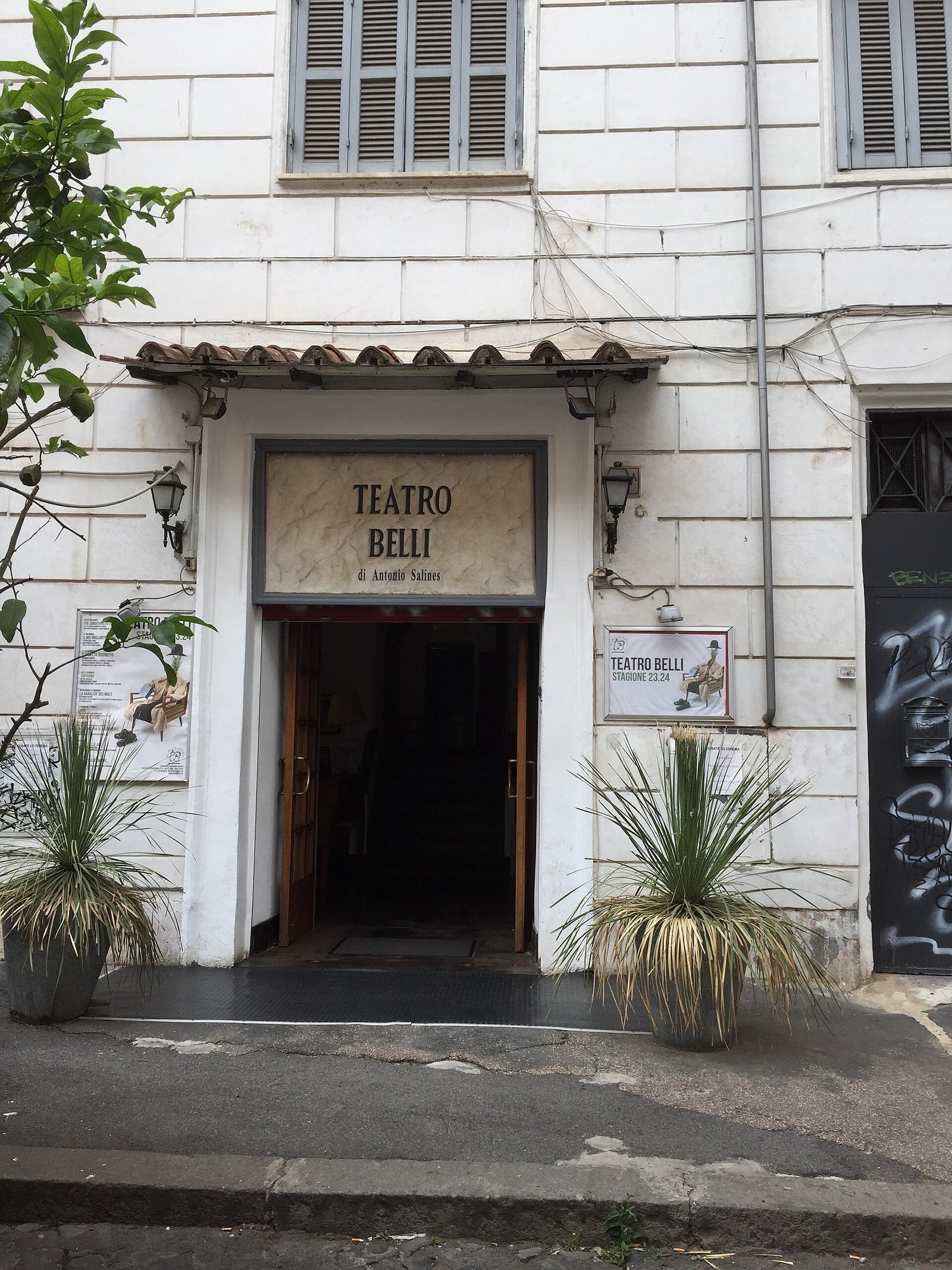 L'ingresso del Teatro Belli in piazza Sant'Apollonia a Trastevere