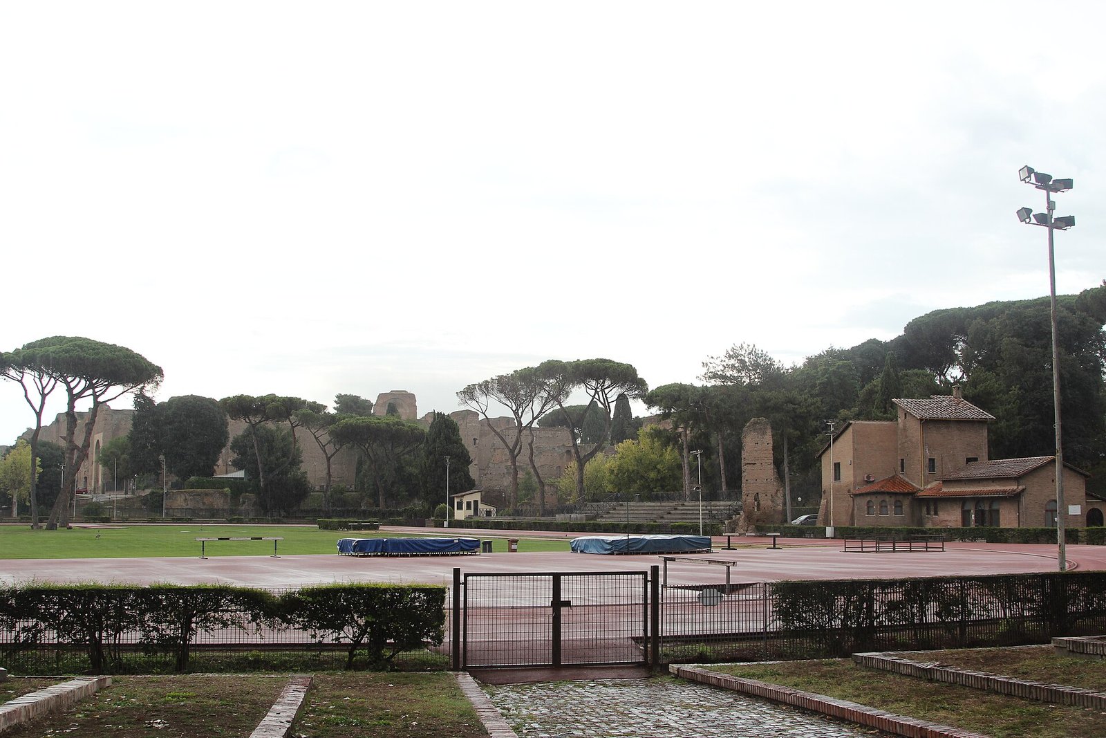 Le Terme di Caracalla e lo stadio Nando Martellini, dove si allestisce il villaggio della We Run Rome