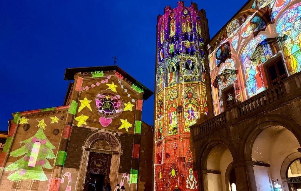 Orvieto, proiezioni luminose natalizie sugli edifici della piazza (edizione 2025)