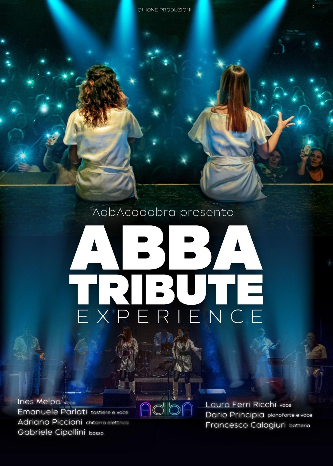 Manifesto di ABBA Tribute Experience: due cantanti in abito bianco di spalle sul palco davanti al pubblico, la band in scena e i nomi dei musicisti