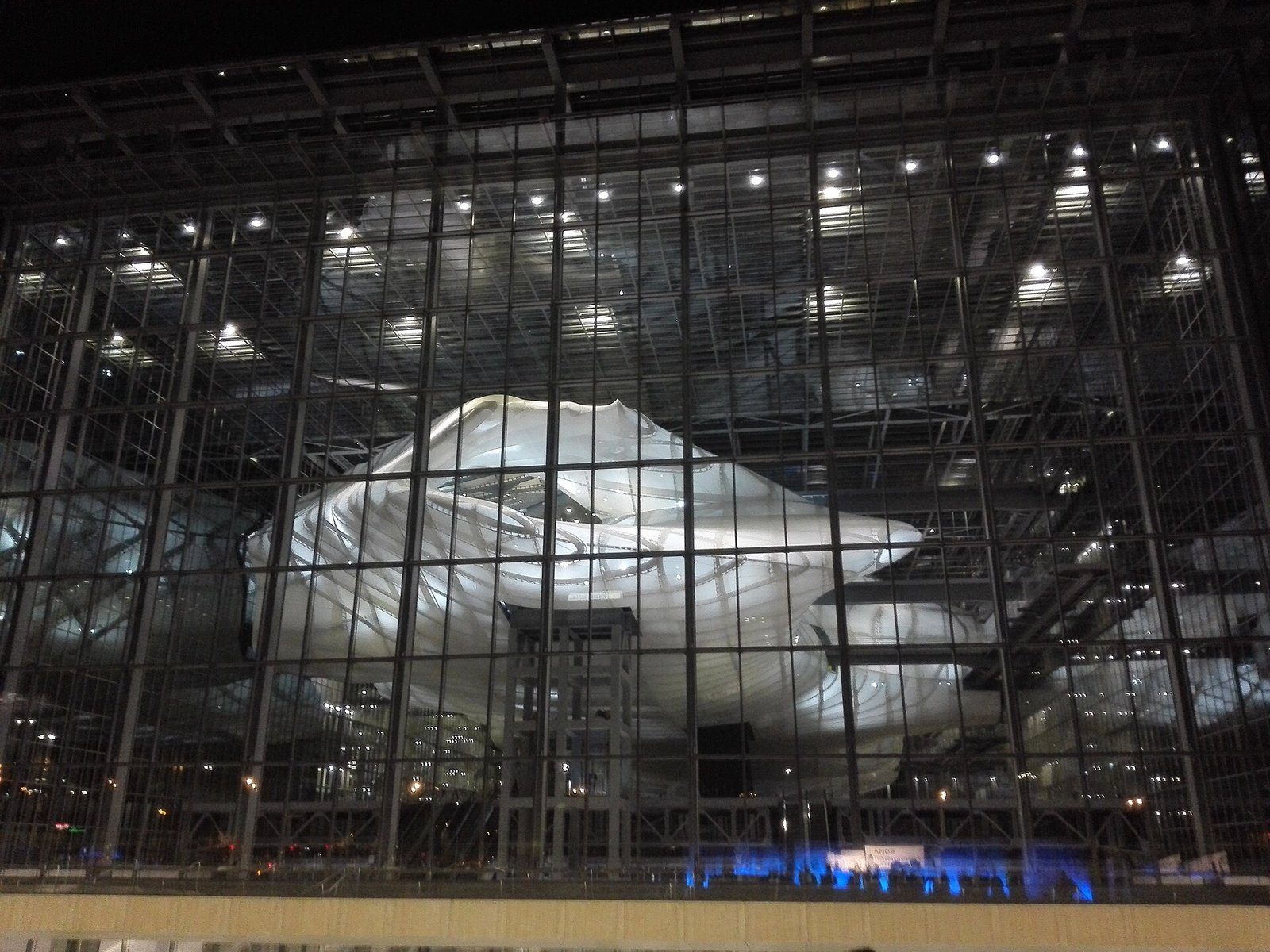 La Nuvola di Fuksas vista attraverso la teca di vetro del Roma Convention Center, all'EUR