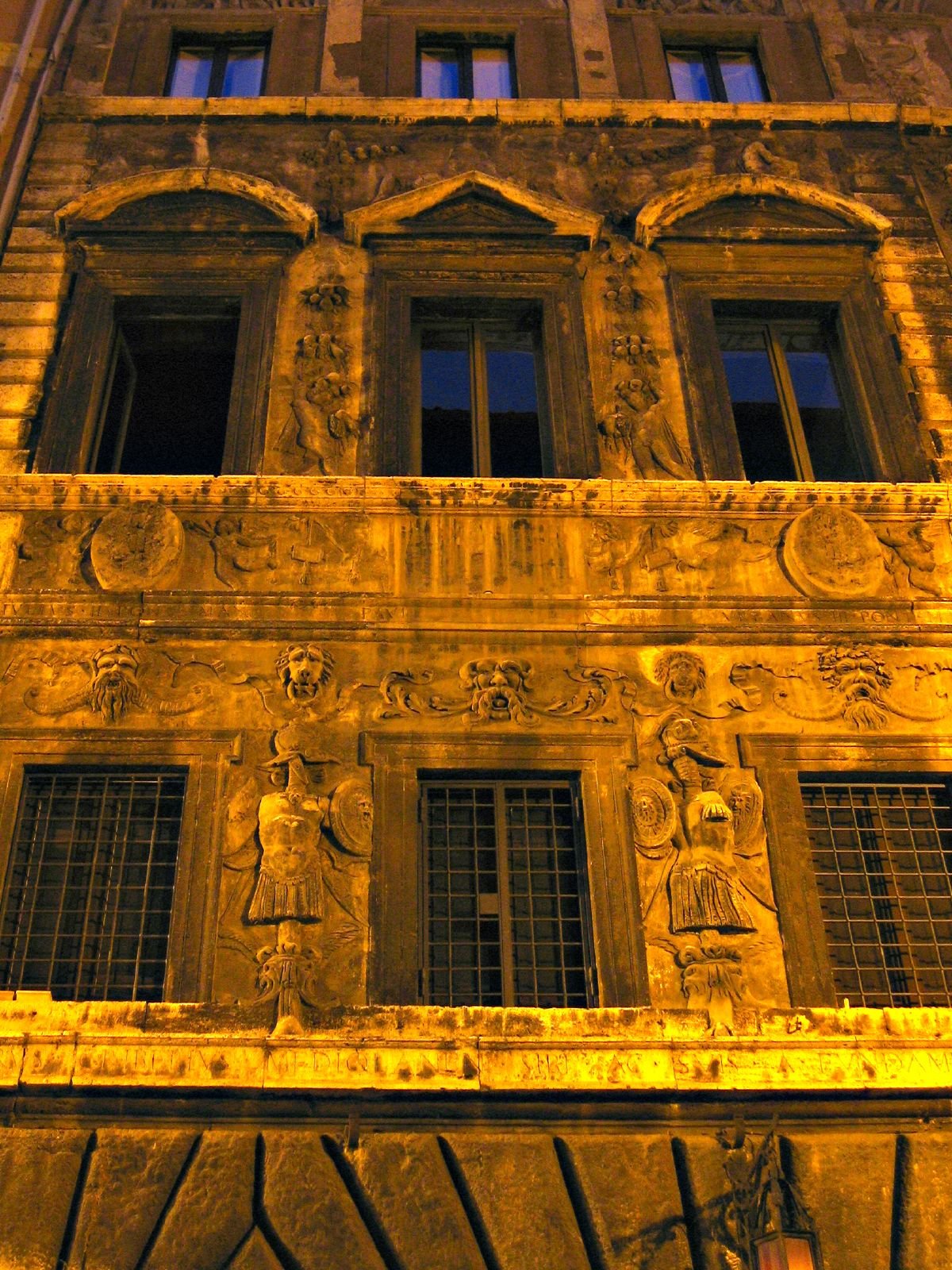 Il Palazzo dei Pupazzi in via dei Banchi Vecchi, sede romana dello Spazio Amanita