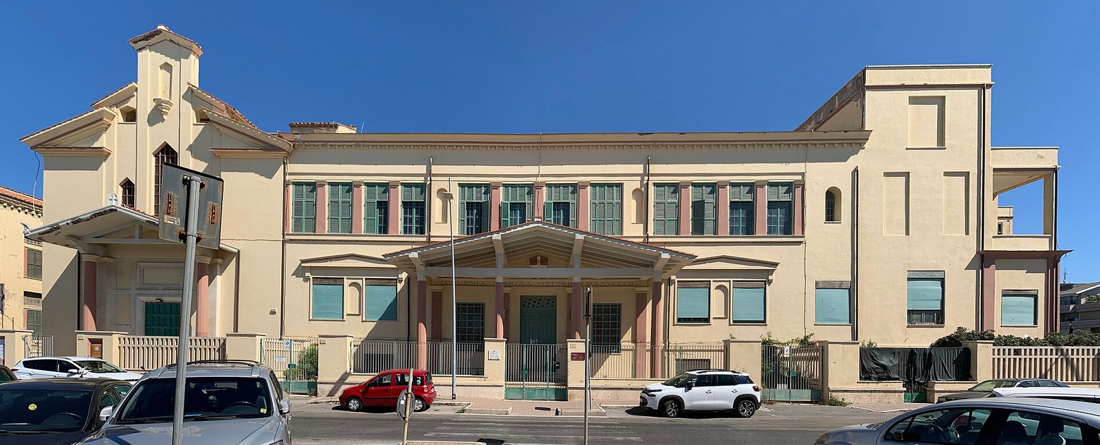 L'ex colonia marina Vittorio Emanuele III a Ostia, che ospita la Biblioteca Elsa Morante e il Teatro del Lido