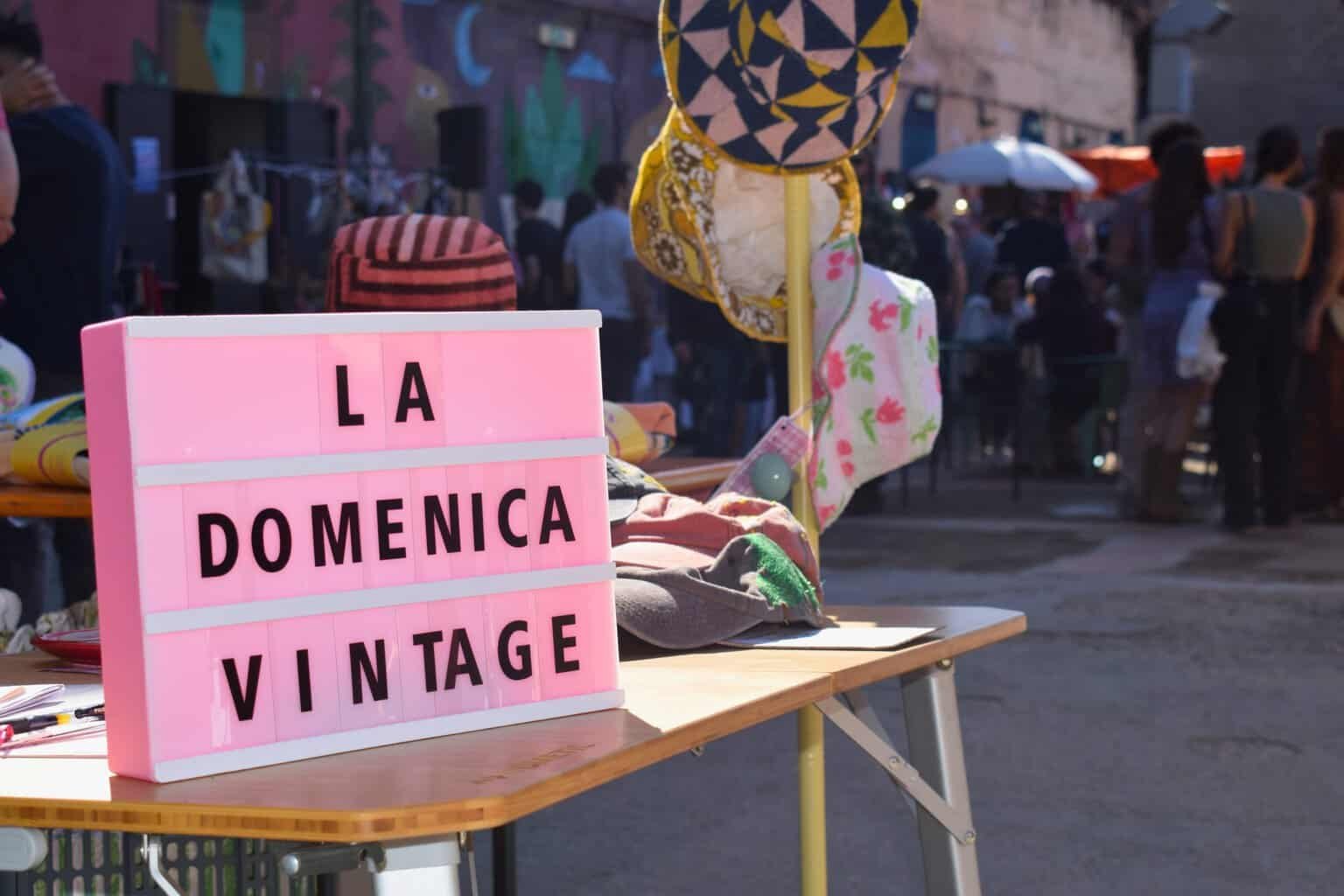 Banchi di vintage alla Domenica Vintage del Monk