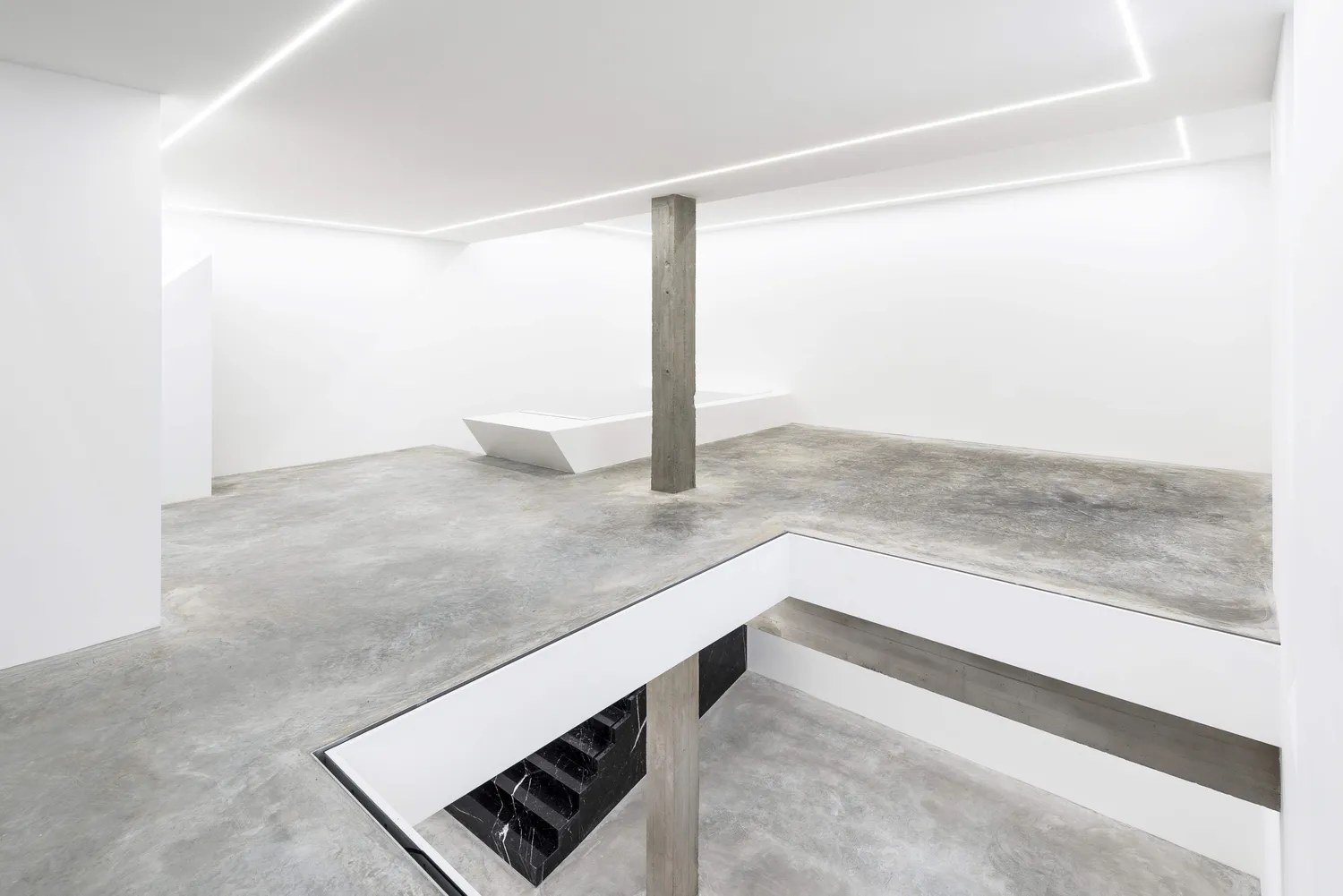 Lo spazio espositivo della Galerie Rolando Anselmi in via di Tor Fiorenza a Roma