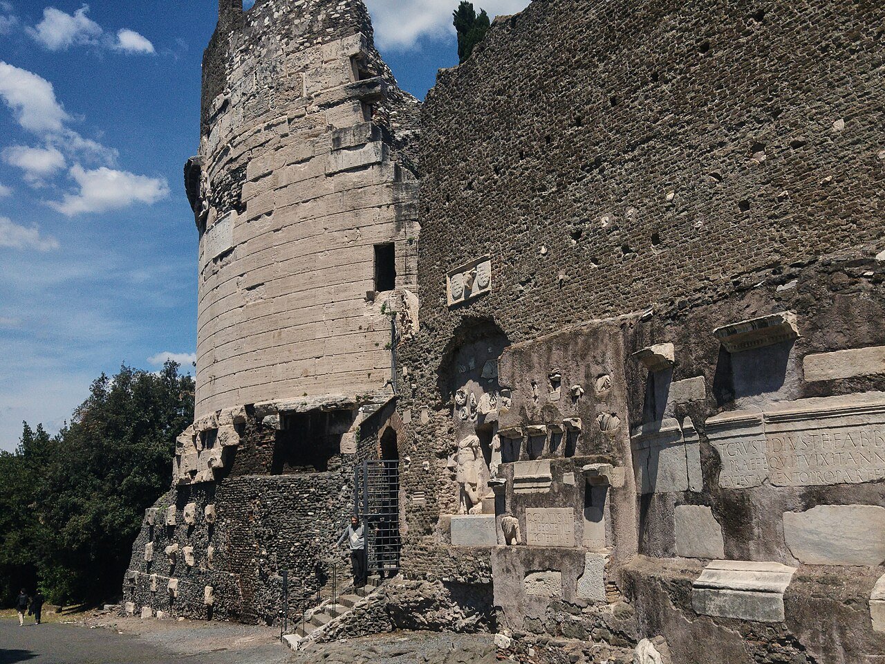 Mausoleo di Cecilia Metella sulla Via Appia Antica a Roma, vista esterna