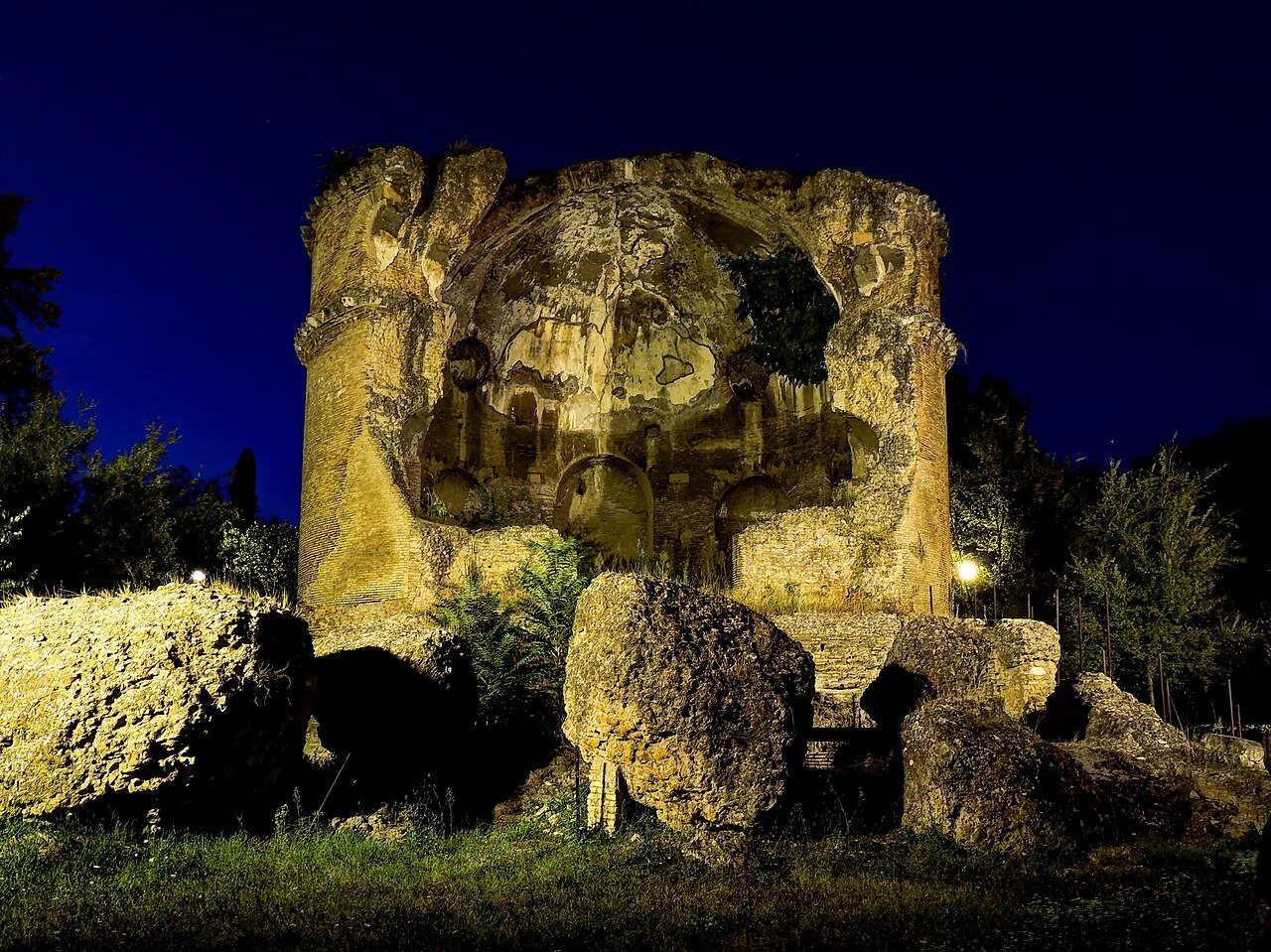 Mausoleo dei Gordiani: il cantiere, la vetrata e i fatti 1 Mausoleo dei Gordiani nel parco di Villa Gordiani, via Prenestina, Roma, con il lato della facciata aperto, foto del 2014