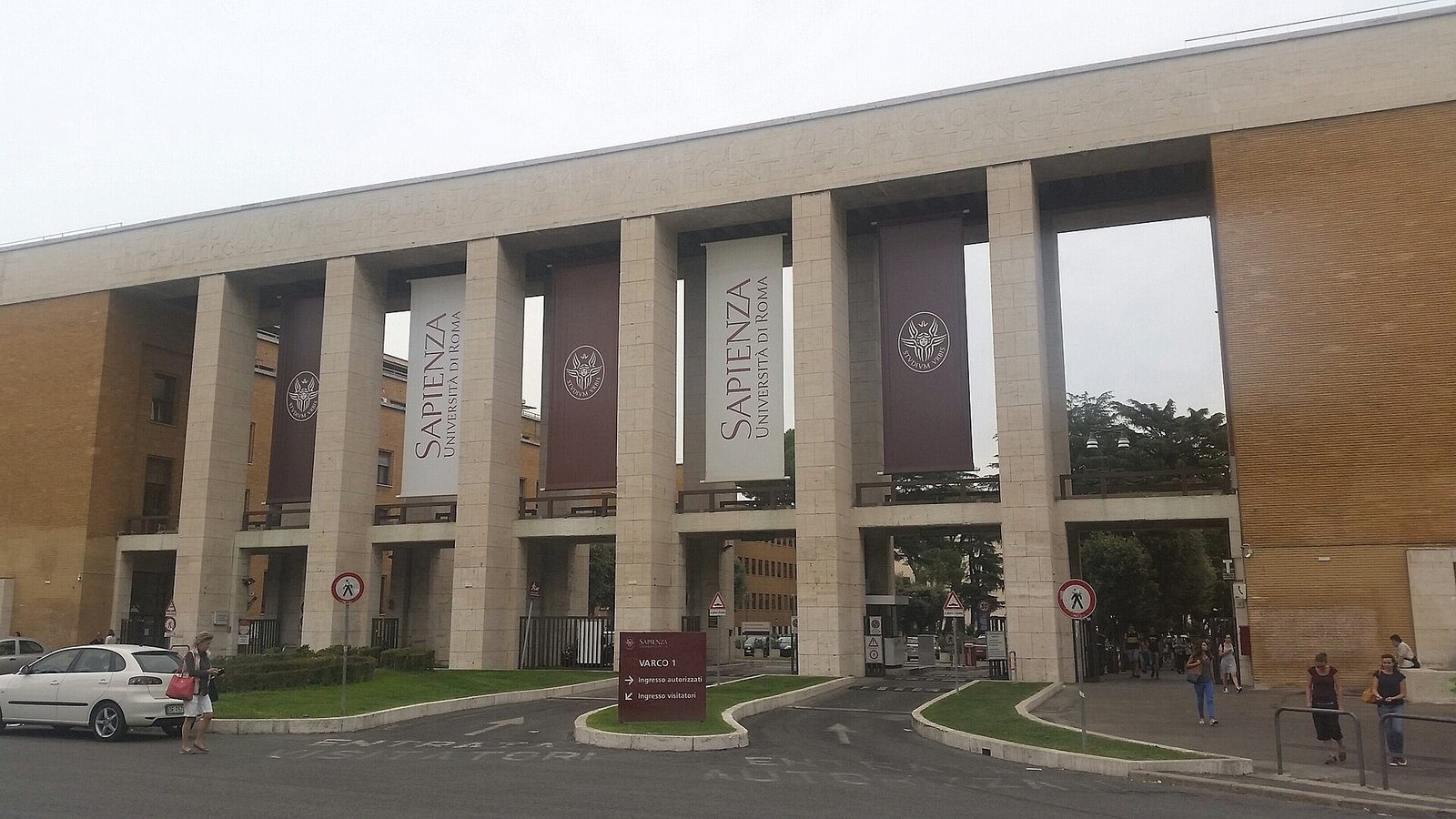 L'ingresso monumentale della Città universitaria della Sapienza a Roma, sede dell'Aula Magna