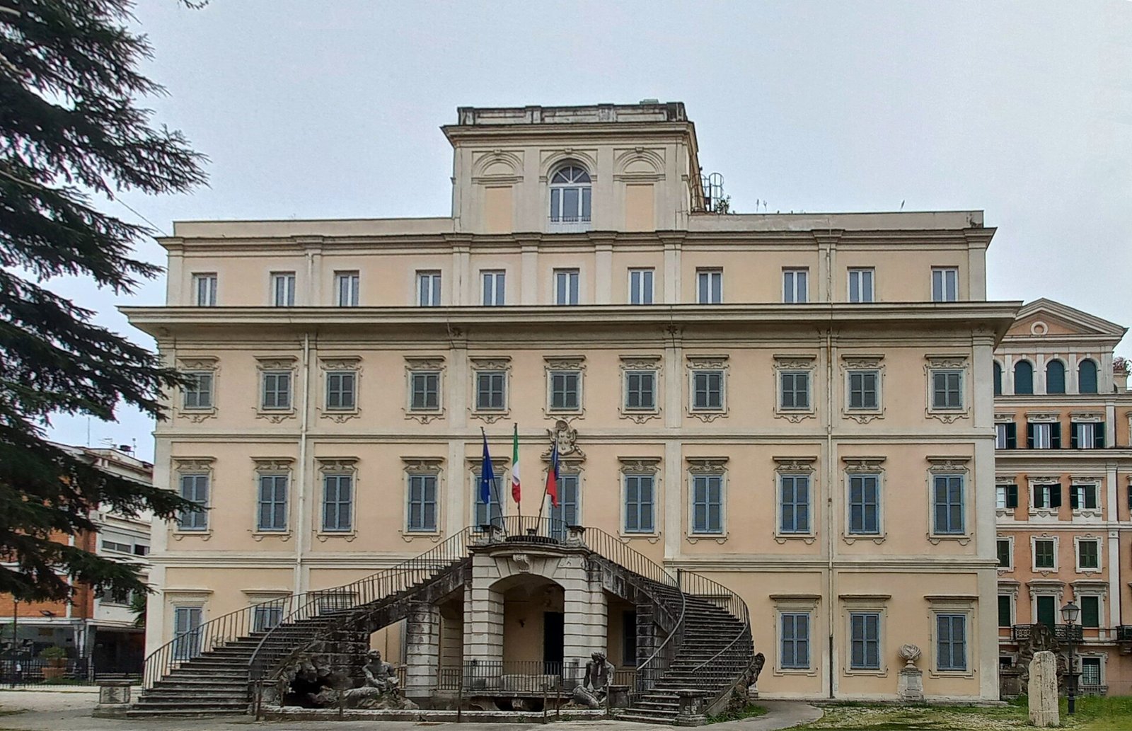 La facciata di Villa Altieri all'Esquilino, sede della mostra Natura Documentata