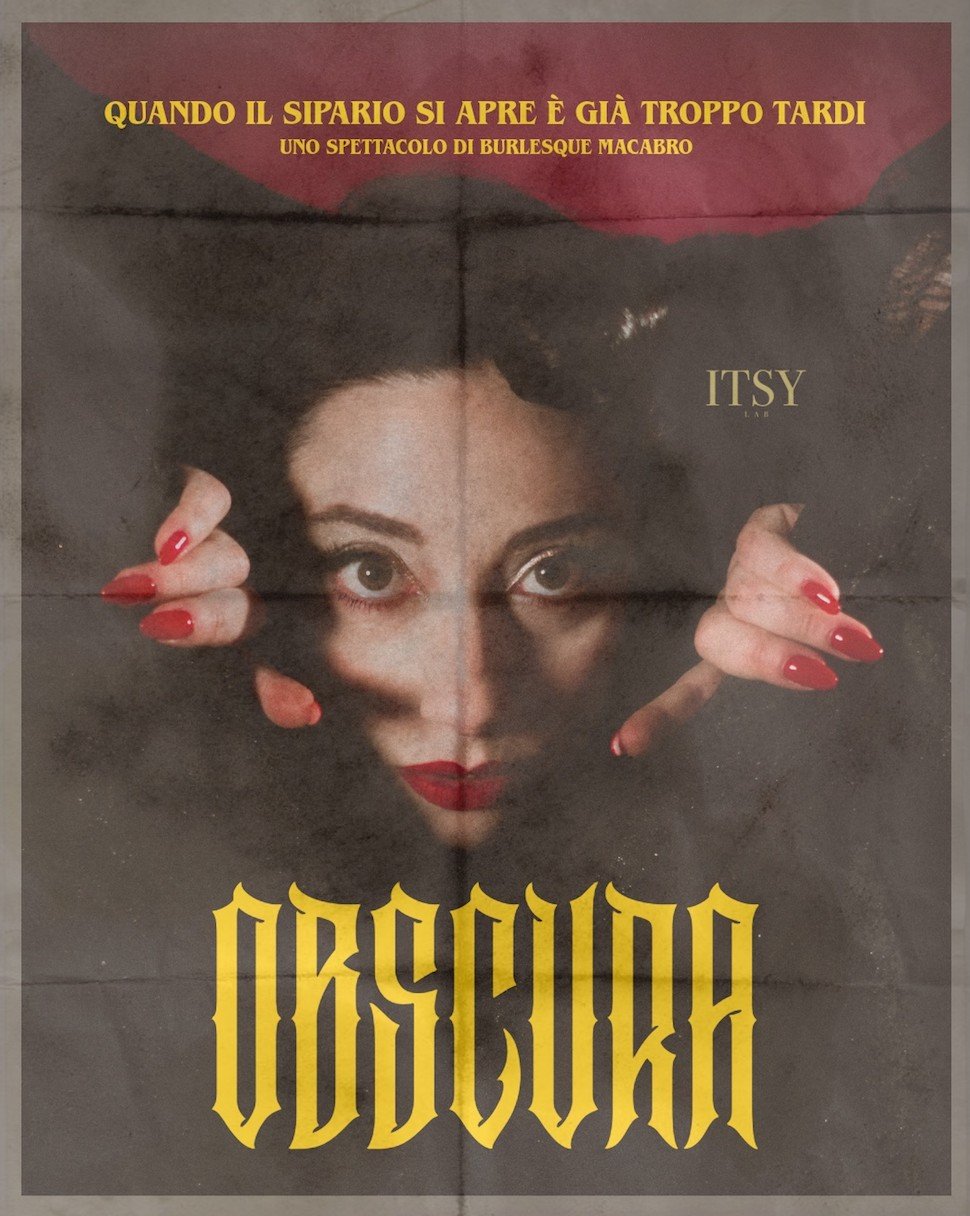Locandina di Obscura di Itsy Lab: volto di donna con rossetto rosso che sbuca da un velo scuro scostato dalle mani, su carta invecchiata, con la scritta Obscura in giallo