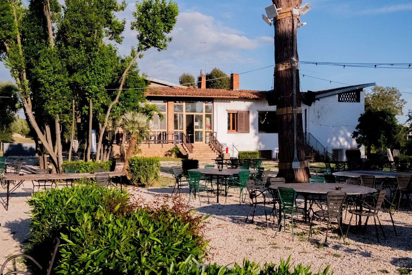 I tavoli all'aperto del Parco Laurentino in via di Trigoria, sede di Oktoberfest al Parco