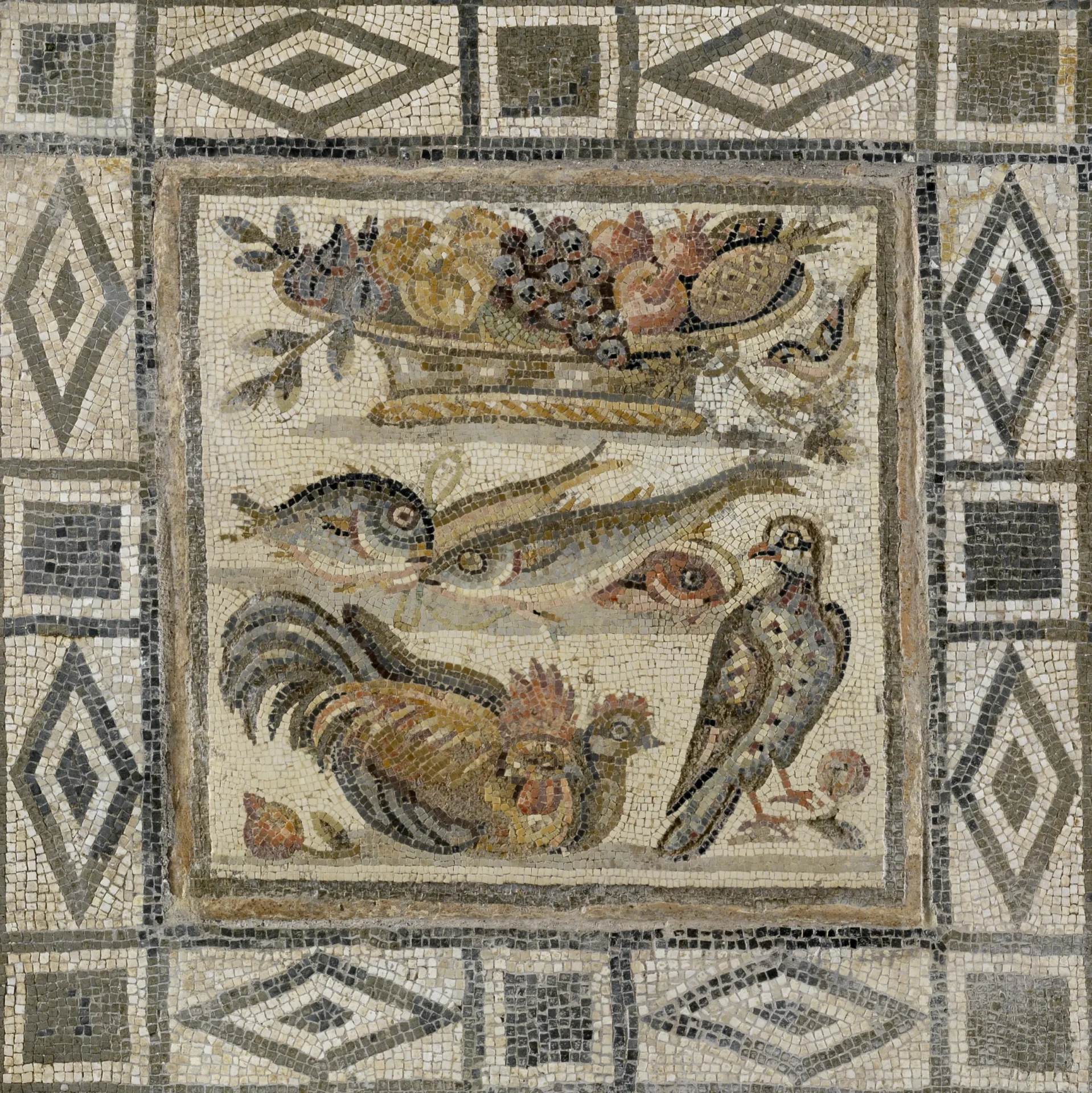 L'immagine dell'Ottobrata romana a Palazzo Massimo: un mosaico con cesto di frutta, pesci e volatili