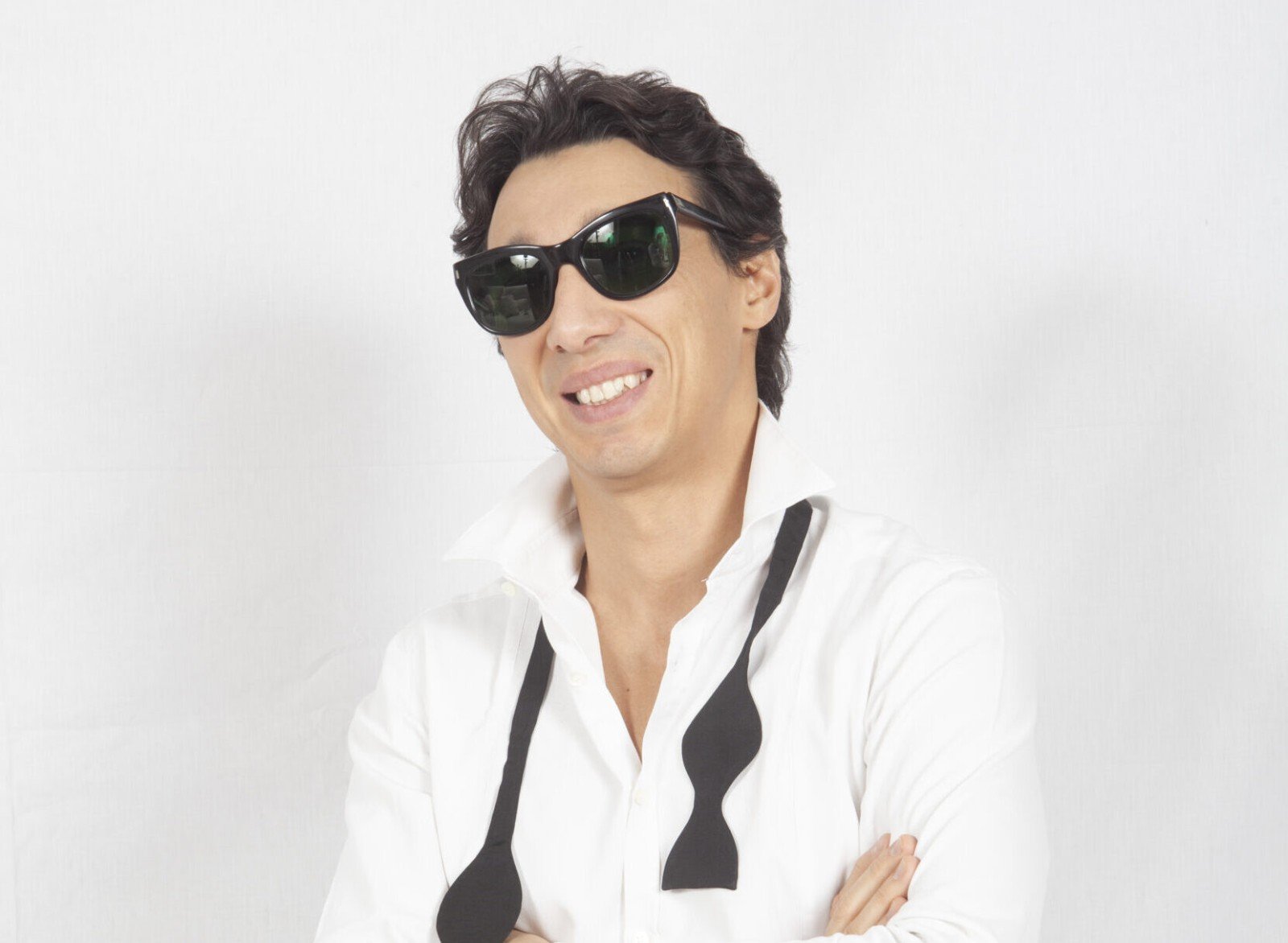 Ritratto di Paolo Jannacci con occhiali scuri e camicia bianca, foto di La Tenda Rossa dal sito dell'Auditorium Parco della Musica