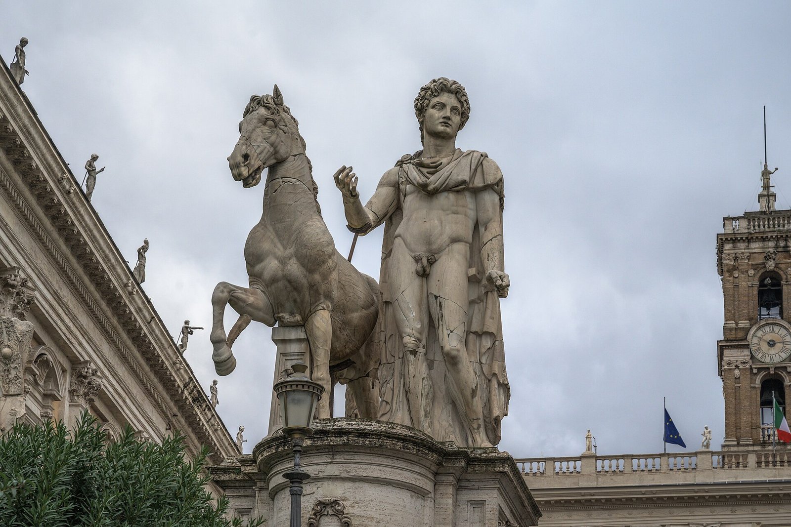 Stati Uniti e antica Roma: dal Capitol al miglio, che cosa hanno preso dai Romani 1 Piazza del Campidoglio a Roma con le statue dei Dioscuri in cima alla cordonata