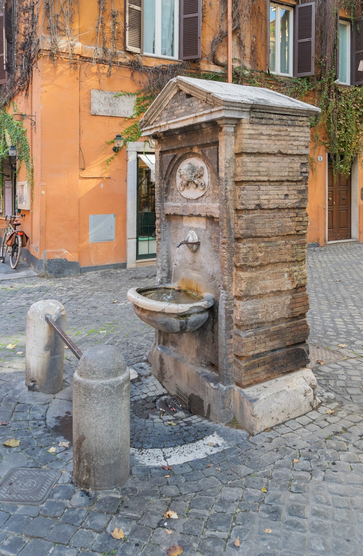 La fontana di piazza del Catalone, nel rione Borgo, dove ha sede la galleria T293