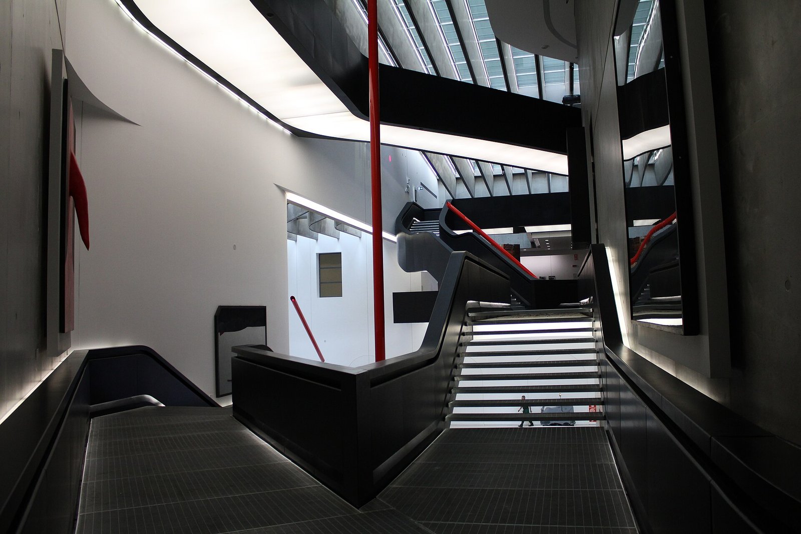 MAXXI Roma: la scala nera e la ringhiera rossa di Zaha Hadid nell'atrio interno del museo